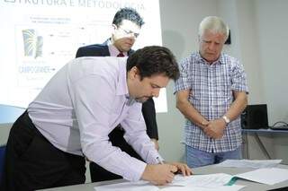Presidente do Corecon, Jorge Veneza, durante assinatura de convênio com a prefeitura. (Foto: Luiz Henrique/Corecon MS)
