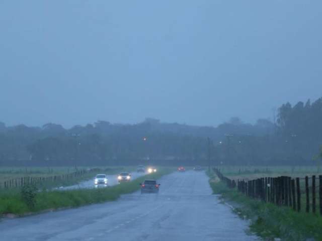 Ap&oacute;s dia amanhecer nublado, chove em v&aacute;rias regi&otilde;es de Campo Grande