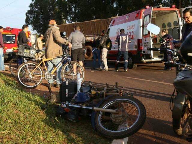 Representante comercial fica em estado grave ao bater moto em caminh&atilde;o