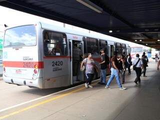 Desembarque de ônibus em um terminal de Campo Grande. (Foto: Marcos Ermínio/Arquivo).