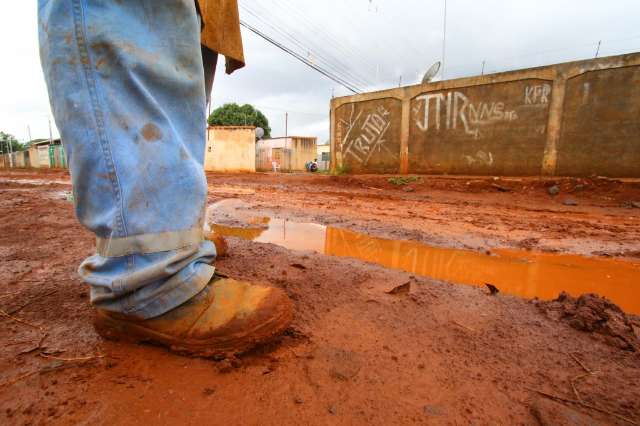 &Aacute;guas paralisa obras de saneamento e asfalto tamb&eacute;m empaca