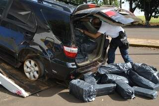 Homem fura barreira policial com Hilux blindada e abarrotada de maconha Homem fura barreira policial com Hilux blindada e abarrotada de maconha