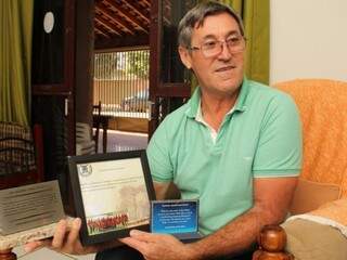 Seu Antônio se aposentou depois 37 anos na UFMS e agora coleciona homenagens, além da saudade dos alunos. (Foto: Marcos Ermínio)