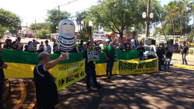 Manifestantes encerram protesto e marcam ato para amanh&atilde; no MPF