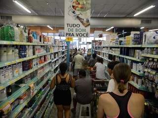 Consumidores na fila de supermercado (Foto: Tânia Rêgo/Agência Brasil)