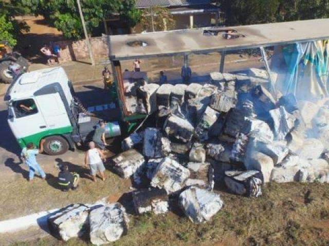 Bombeiros e at&eacute; moradores ajudam a apagar inc&ecirc;ndio em carreta de algod&atilde;o