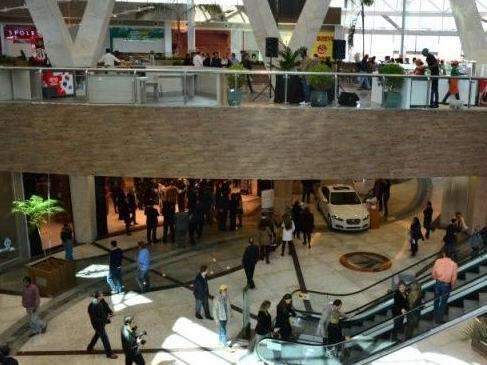 Com&eacute;rcio fecha, mas clientes podem assistir ao jogo em shoppings