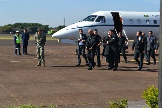 Ministro desembarca em Ponta Por&atilde; e segue para reuni&atilde;o em Assun&ccedil;&atilde;o