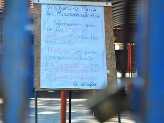 Recado na porta de escola avisa sobre paralisação (Foto: João Garrigó)