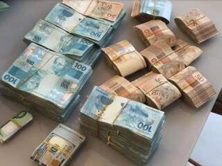 Dinheiro apreendido durante buscas; dólares e reais (Foto: PF/Divulgação)