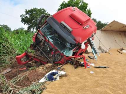 Colis&atilde;o frontal entre carretas provoca segunda morte do dia na BR-163