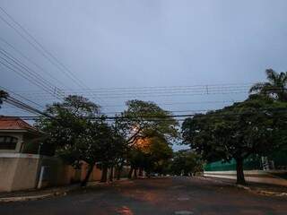 Dia amanhece chuviscando em Campo Grande,
e mínima de 21ºC. (Foto: André Bittar)