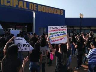 Estagiários de escolas e unidades de educação infantil protestam em frente à prefeitura, nesta manhã (Foto: Adilson Domingos)