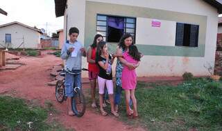 Em um bairro bem mais humilde, os filhos de Vírginia são tantos que é difícil até reunir todo mundo para a foto. (Foto: João Garrigó)
