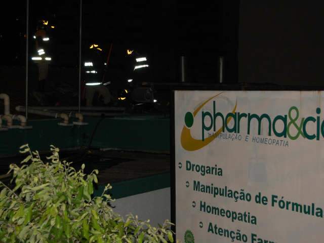  Bombeiros apagam inc&ecirc;ndio em farm&aacute;cia do centro de Campo Grande