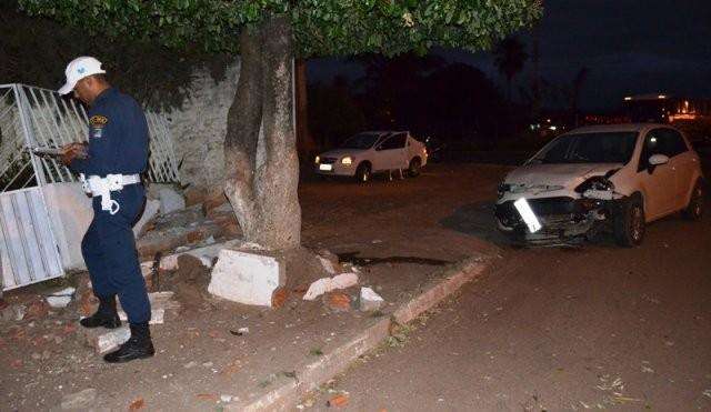 Na volta de festa, condutor perde controle da dire&ccedil;&atilde;o e carro colide contra muro