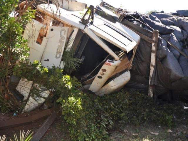 Caminh&atilde;o carregado de carv&atilde;o tomba e motorista fica gravemente ferido