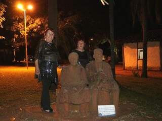 Para deixar a noite registrada, Beth e Betinha fizeram questão de posar ao lado da estátua de José Antônio e da esposa (Foto: Kimberly Teodoro)