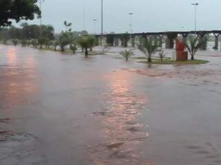 Chuva durou uma hora e causou alagamentos na cidade. (Foto: Reprodução Facebook da Prefeitura de Nova Alvorada do Sul)