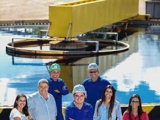 Equipe responsável por sistema de reaproveitamento da água na empresa. (Foto: Divulgação/ JBS)