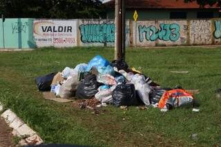 Para evitar presença de insetos, algumas pessoas jogam o lixo em terrenos baldios, longe de casa. (Foto:Fernando Antunes)