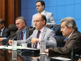Deputados Junior Mochi (MDB), ao centro, e Onevan de Matos (PSDB), à direita, durante sessão (Foto: Victor Chileno/ALMS)