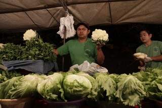 Feirinha já virou tradição com a venda de verduras fresquinhas. (Foto: Cleber Gellio) 