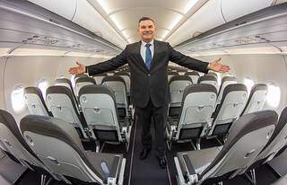 Cabine de um A320 da JetSmart apresentada pelo CEO da empresa, Estuardo Ortiz Porras (Foto: La vida nomade)