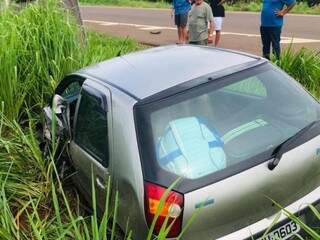 Pneu estoura e carro com 5 pessoas bate em carreta na BR-262