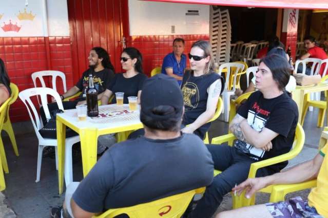P&uacute;blico ecl&eacute;tico assiste terceiro jogo do Brasil em bar perto da UFMS