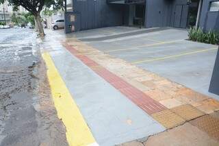 Comerciantes usam até &quot;faixa amarela&quot; em &quot;estacionamentos privados&quot; (Foto: Paulo Francis)