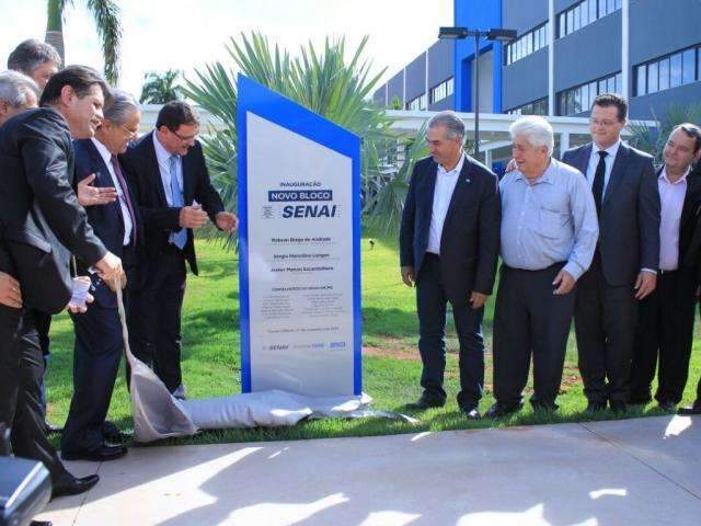 Investimento em educa&ccedil;&atilde;o profissional ajuda a sair da crise, diz governador
