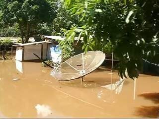 Água do Rio Miranda atingiu casas em distrito de Bonito (Foto: reprodução / TV Campo Grande)