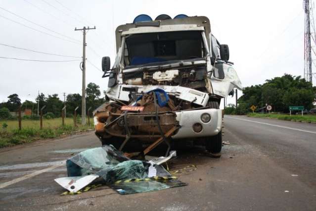 Caminh&atilde;o bate em carreta, fere motorista e congestiona macroanel