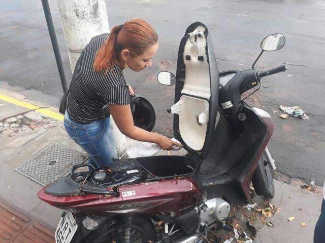 Enxurrada derruba motos em frente a ag&ecirc;ncia de empregos na 14 de Julho