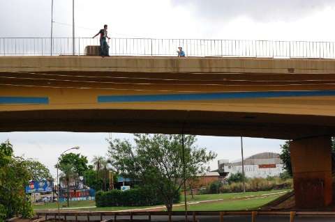 Filho de seis anos chega para tentar impedir que pai se jogue de ponte