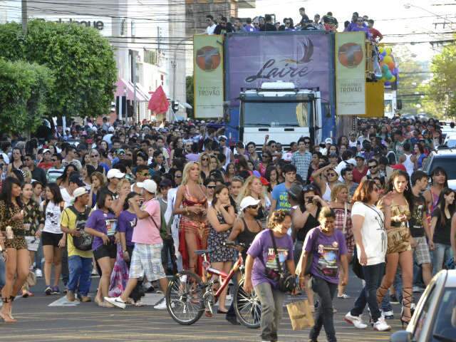  Ao som de m&uacute;sica eletr&ocirc;nica, Parada Gay espera dobro de p&uacute;blico 