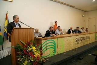 Governador Reinaldo Azambuja (PSDB) falou sobre relação entre política e agropecuária (Foto: Fernando Antunes)