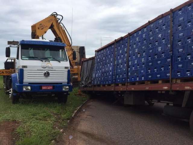 Ap&oacute;s 9 horas, carreta que ficou atravessada na rodovia &eacute; retirada 