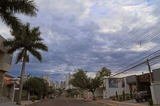 Dia na Capital amanhece com céu entre nuvens em Campo Grande e previsão é de chuva (Foto: Marcos Ermínio) 