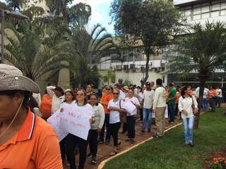 Agentes deixando a Prefeitura de Campo Grande, nesta terça-feira, após protesto. (Foto: Guilherme Henri).