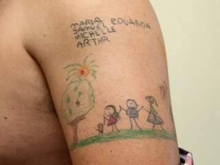 Desenho da família feito por Maria Eduarda aos 5 anos foi eternizado no braço do pai. (Foto: Marcos Ermínio)