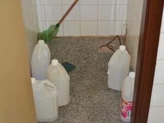 Frascos de desinfetantes vazios revelam a falta de insumos para a limpeza; (Foto:Direto das Ruas)