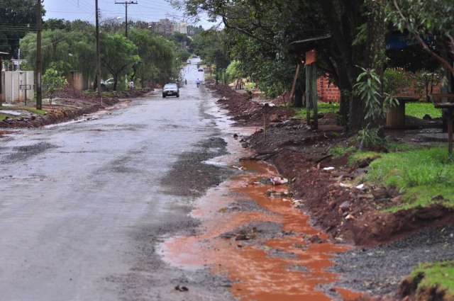 Chuva atinge 90 mil&iacute;metros em duas semanas e castiga bairros sem asfalto