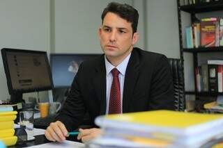 Promotor de Justiça Fernando Zaupa, aponta irregularidades na contratação de estagiários pela Prefeitura (Foto: Marcos Ermínio)