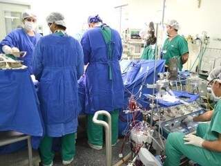 Médicos trabalhando em cirurgia no hospital (Foto: Santa Casa/Divulgação)