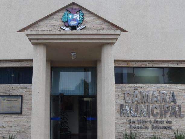 C&acirc;mara reduz sal&aacute;rio de R$ 22 mil de prefeito, mas aumenta de vereadores