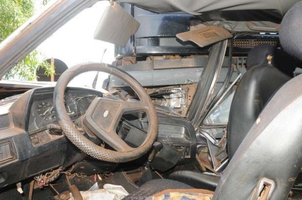 Carreta bate e arrasta carro por 30 metros na BR-463