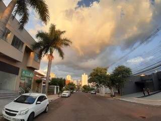 Céu sobre Campo Grande nesta quinta-feira; próximos dias devem ser de calor e chuvas à tarde. (Foto: Humberto Marques)