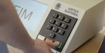 Eleitor é preso fazendo selfie na urna e polícia investiga compra de voto